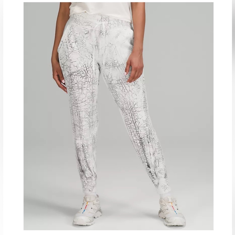 Lululemon Warm Down High-Rise Jogger Colour Thread Dye White Black